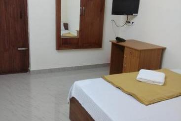 هتل Manjira Lodge