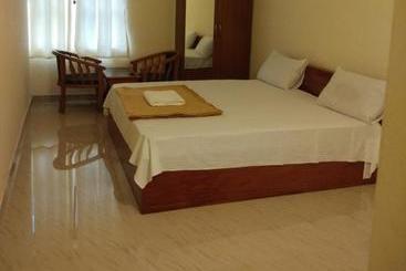 هتل Manjira Lodge