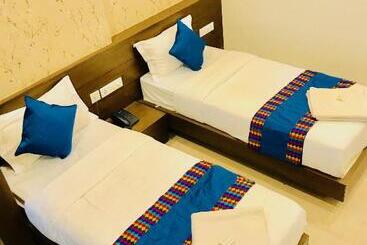 בית מלון כפרי Regalia Inn &suites