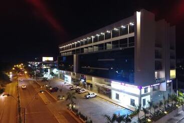 בית מלון כפרי Sexta Avenida Inn