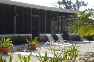 Hotel Hollywood Beach Suites Turks And Caicos