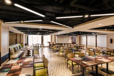 هتل Howard Johnson Hot Spring Resort Anshun