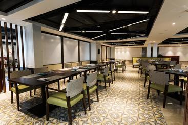 هتل Howard Johnson Hot Spring Resort Anshun