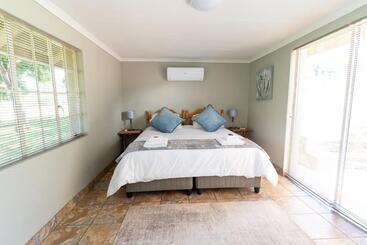 בית מלון כפרי Misty Morn Cottages