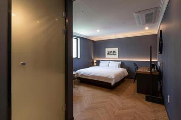 Seomyeon Brown Dot Hotel Gold