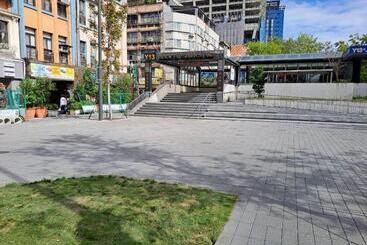 Old Door Hostel & Bar