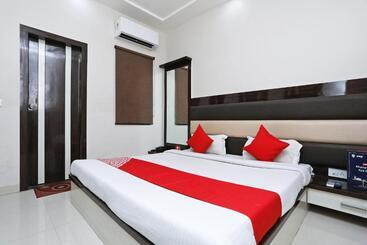 هتل Oyo 13475 Kn Plaza