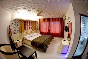 호텔 Sharada International