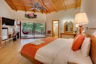 Arahuana Jungle Resort & Spa