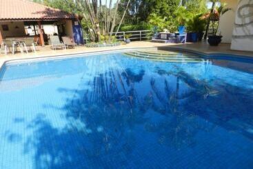 בית מלון כפרי Paradise Inn