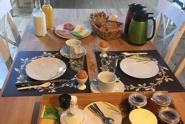 تختخواب و صبحانه Spring Inn