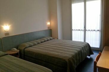 هتل Family Globus