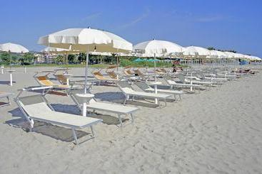 هتل Rivadoro Spiaggia Ombrellone E Lettini Piscina Parcheggio