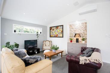 هتل Armidale Cottage   House 2