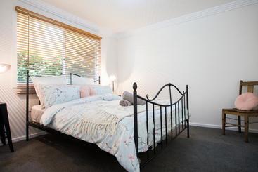 هتل Armidale Cottage   House 2