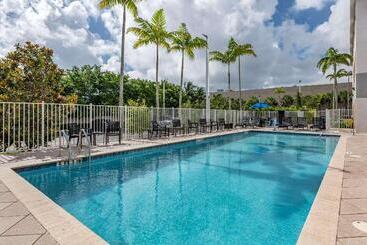 Отель Comfort Suites Fort Lauderdale Airport & Cruise Port