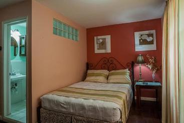 هتل Inn At 87