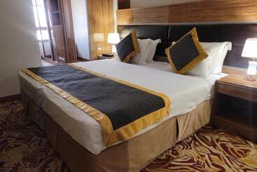 فندق Golden Tulip Al Shakreen