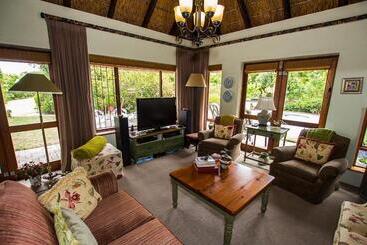 فندق Milkwood Country Cottage