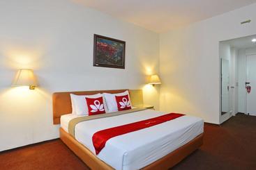Отель Zen Rooms Basic Kebayoran