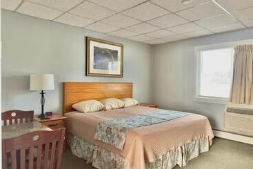 Colonial Valley Motel