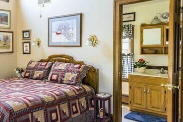 Отель Red Cardinal Bed And Breakfast