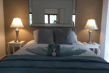 هتل The Beach Club Resort At Caye Caulker