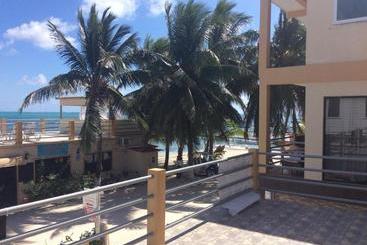 هتل The Beach Club Resort At Caye Caulker