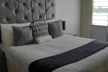 Отель The New Mall Guesthouse