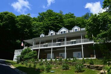 ホテル Bald Mountain House Inn At The Wolf Laurel Resort