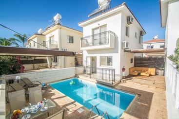 هتل Kapparis Family Holidays