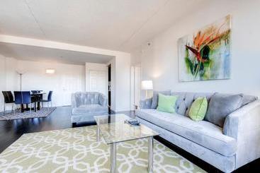هتل Global Luxury Suites Next To Providence Place Shopping Mall