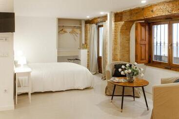 فندق Host & Home