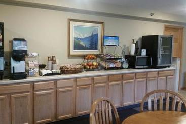 فندق Lakeshore Inn & Suites