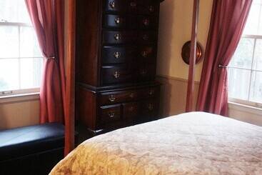 Отель Moore House Bed And Breakfast