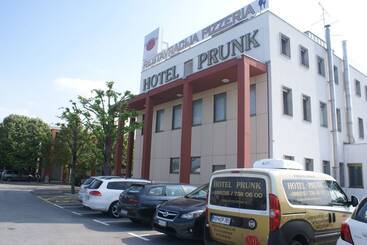 هتل Prunk