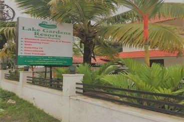 هتل Lake Gardens Resorts