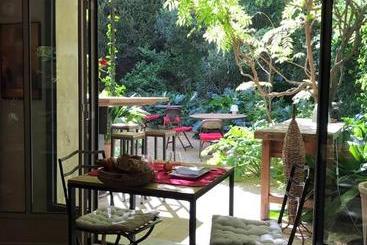 هتل Les Jardins De Baracane