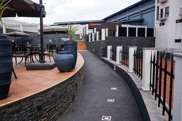 هتل Oak Plaza Suites