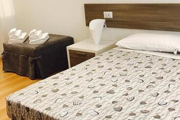 فندق Four Rooms Guesthouse