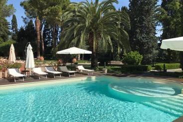 فندق Villa Rosella Resort