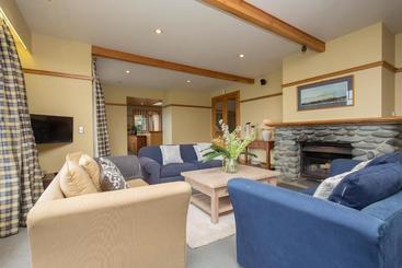 هتل Release Wanaka Bullock Creek Chalet