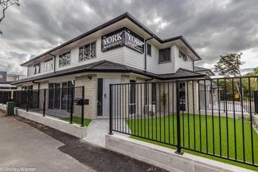 ホテル The York Apartments