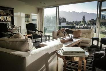 Отель 53 Shotover Apartments