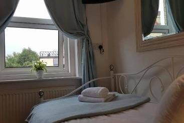 هتل A & B Guest House Cambridge Ltd