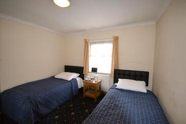 Отель Airport Guest House