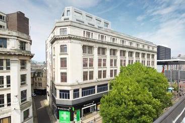 فندق Caro Short Stay  Open For Key Worker Accommodation