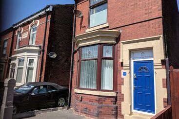 Отель 4 Bedroom House At Fern Lodge Preston Serviced Accommodation   Free Wifi & Parking