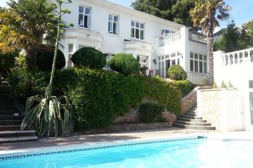 هتل Haldon Priors