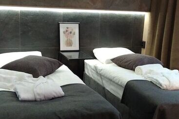 בית מלון כפרי People Red Square